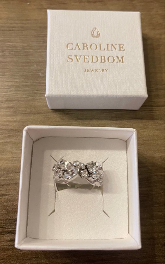 Caroline Svedbom ring Stella rhodium crystal i nyskick