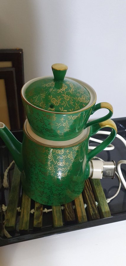 Gammal te eller kaffebryggare (aromatiserare) i porslin från 1950-talet