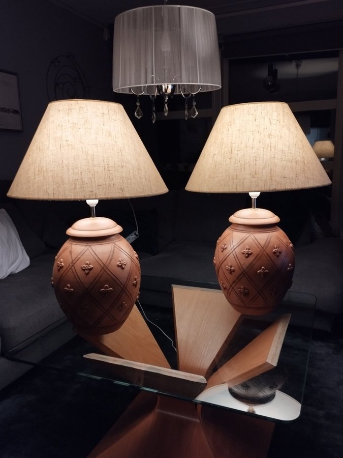Två stycken terrakotta bordslampor med vackra lampskärmar