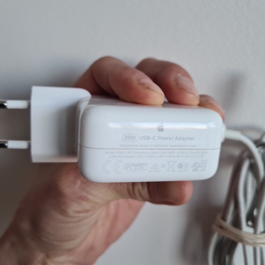 APPLE USB-C POWER ADAPTER 30W MED KABEL 240W 2M ORD PRIS 940 KR