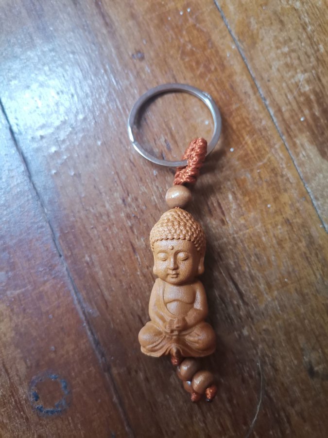Nyckelring i trä Buddha
