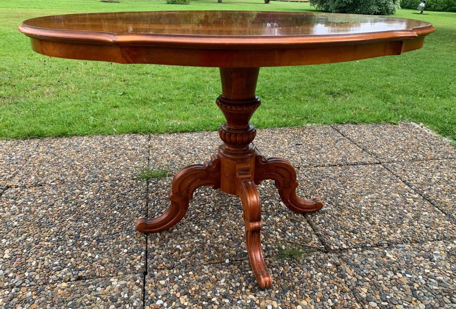 Snyggt ovalt bord i trä