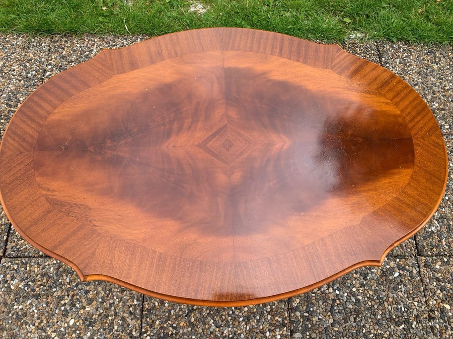 Snyggt ovalt bord i trä