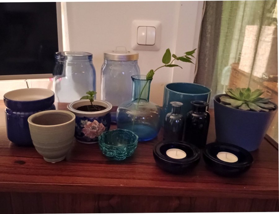 Parti med blandat blått glas vaser och värmeljushållare samt blå krukor