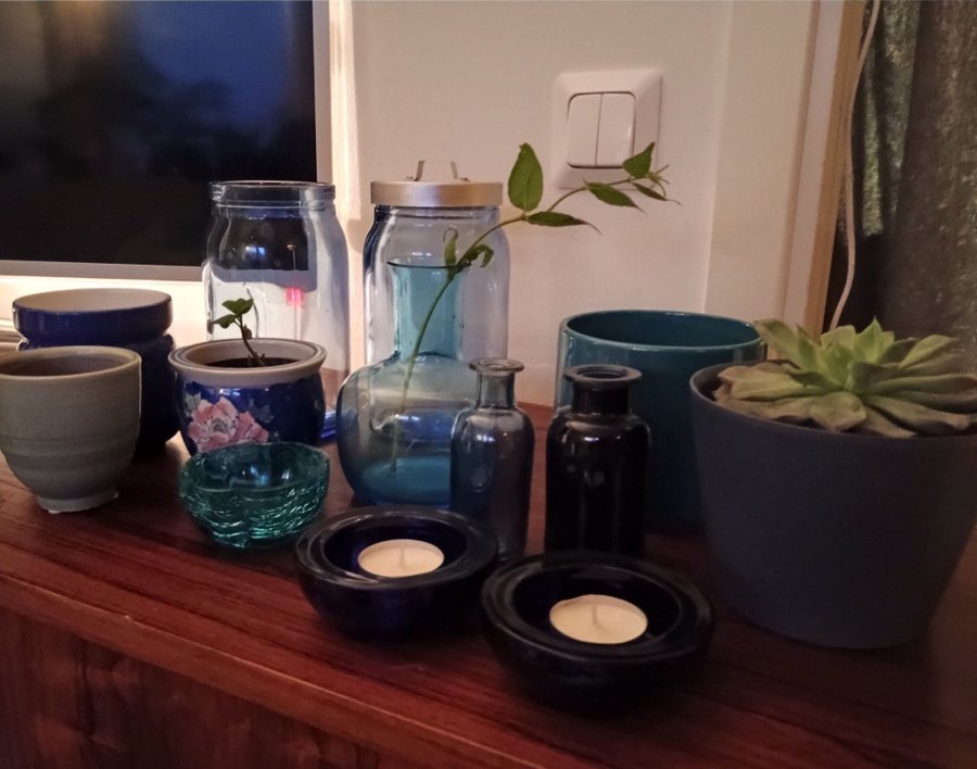 Parti med blandat blått glas vaser och värmeljushållare samt blå krukor