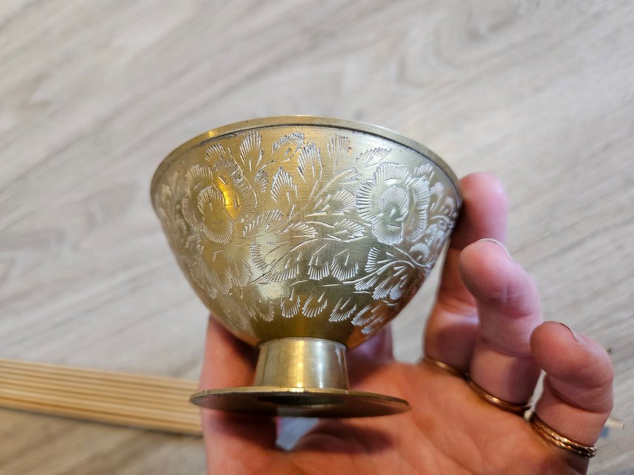 Äldre skål på fot i mässing vintage mugg metallbägare metallskål bägare retro