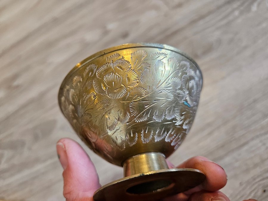 Äldre skål på fot i mässing vintage mugg metallbägare metallskål bägare retro