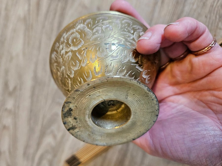 Äldre skål på fot i mässing vintage mugg metallbägare metallskål bägare retro