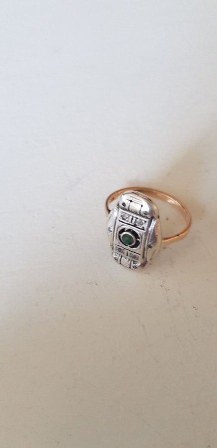 Antik Ring i 18 kguld och silver med grön sten och diamanter