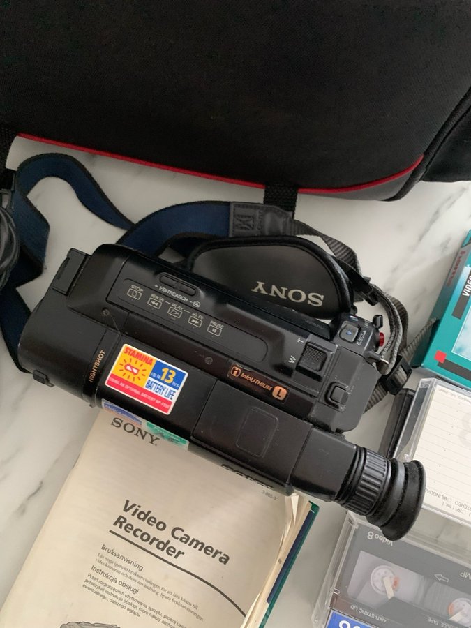 Videokamera Sony med tillbehör och disketter och väska