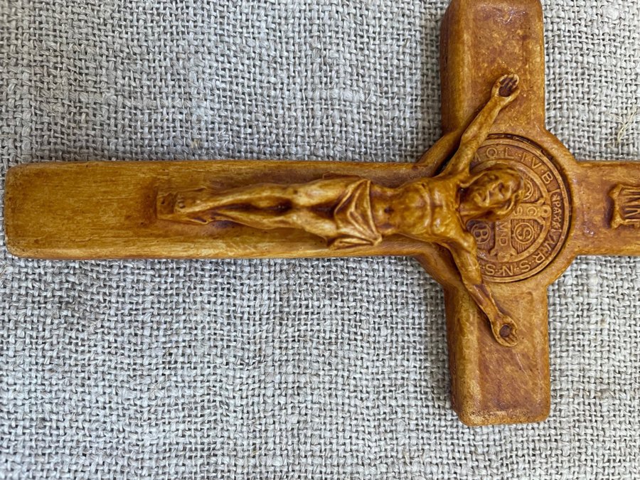 Krucifix Jesus kors brunt väggkrucifix med Benedikts medalj (NYTT )