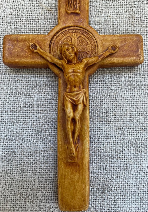 Krucifix Jesus kors brunt väggkrucifix med Benedikts medalj (NYTT )