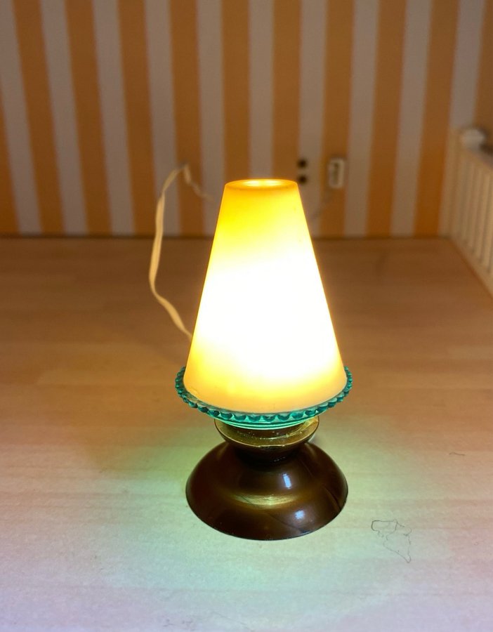 Rolig äldre 50-tals lampa som lyser jätte fint fått ny Lundbykontakt skala 1:12