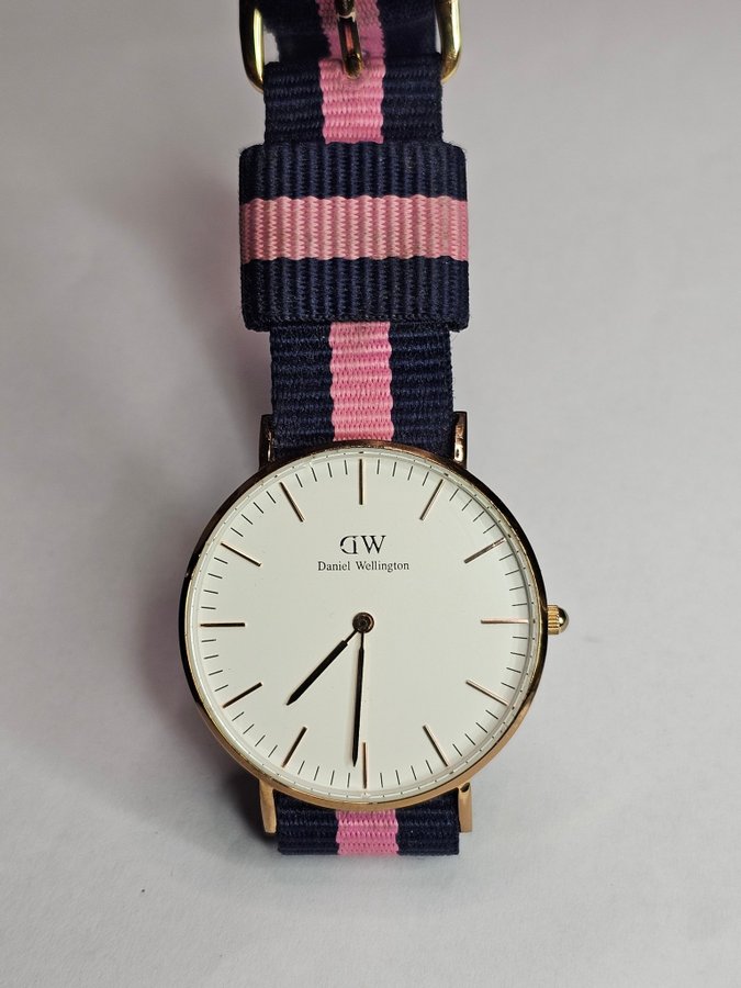 Daniel Wellington Classic Damklocka med blått och rosa armband