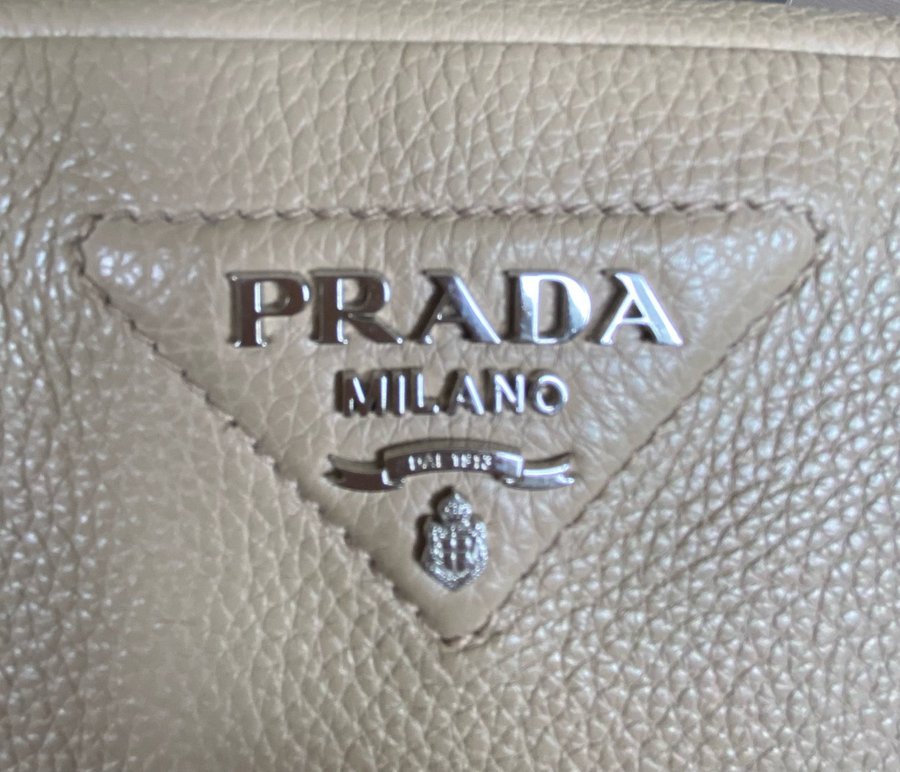 PRADA shoulder bag med två axelrem