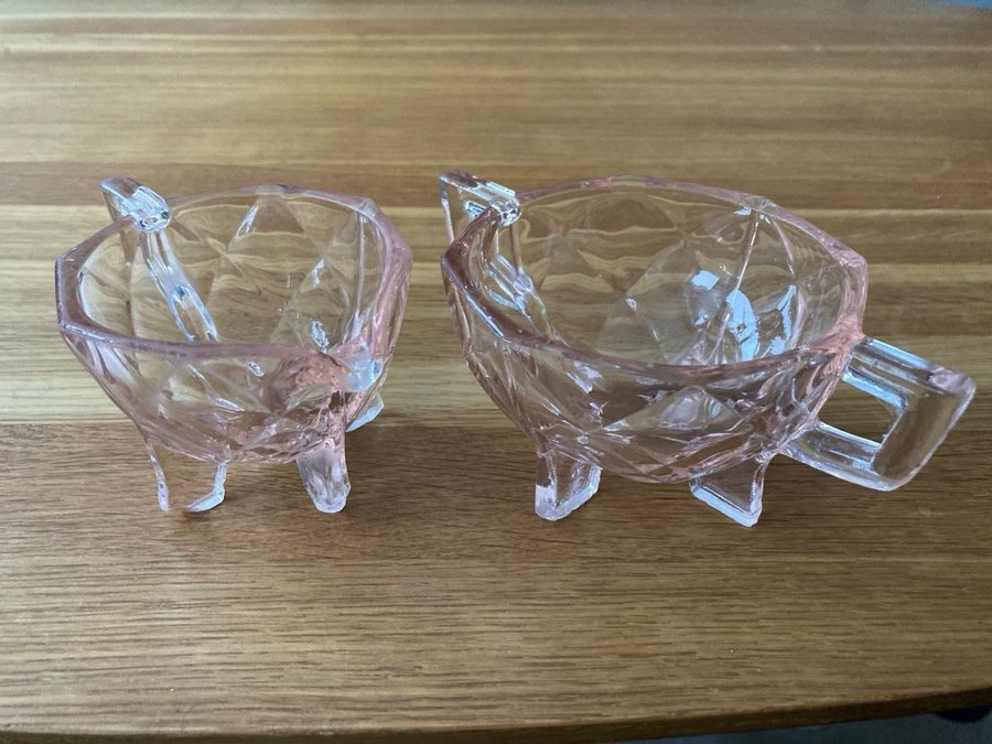 Sockerskål + gräddsnipa i rosa glas / äldre vintage