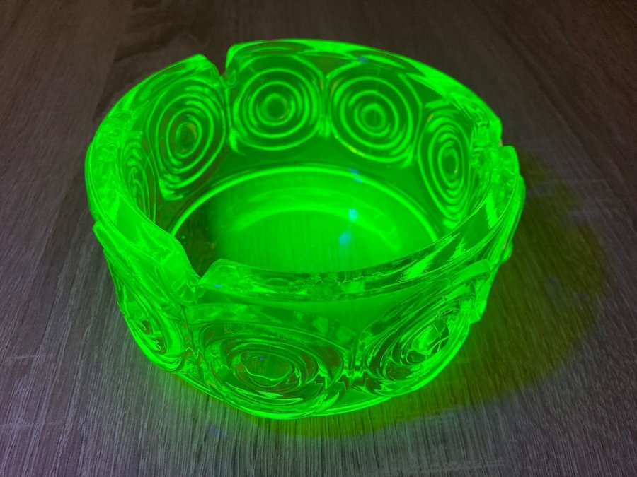 Uranium glass ashtray Riihimäen Lasi