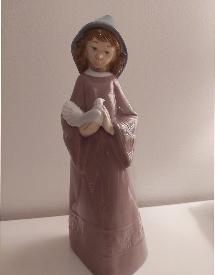 Vintage Nao by Lladro figurin 1982  flicka med en duva