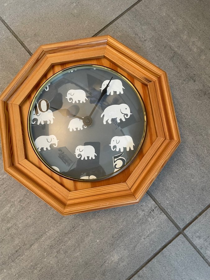 Väggklocka motiv Estrid Ericson Elefant