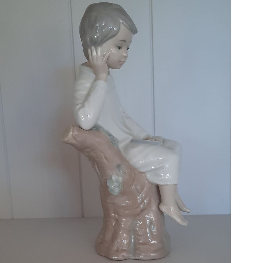 Nyskick! Lladro stor figurin Pojke på gren i porslin från Spanien höjd ca 21 cm