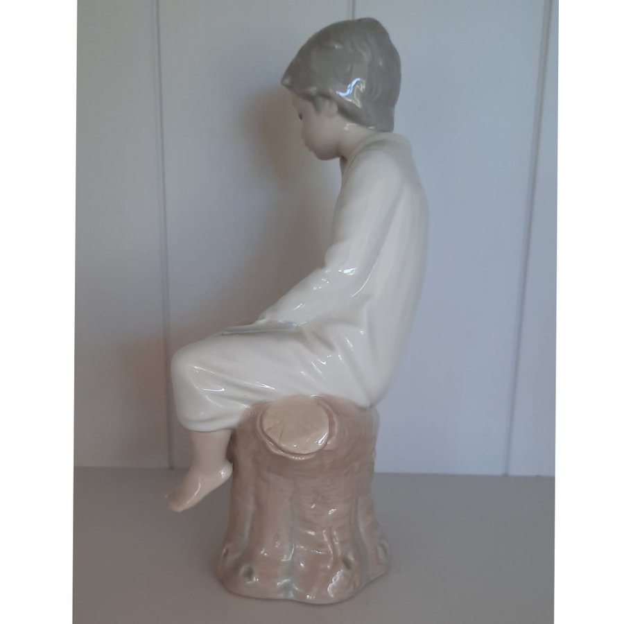 Nyskick! Lladro stor figurin Pojke på gren i porslin från Spanien höjd ca 21 cm