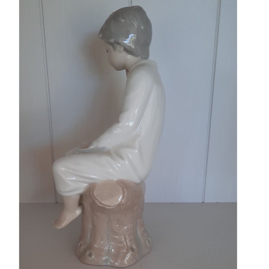 Nyskick! Lladro stor figurin Pojke på gren i porslin från Spanien höjd ca 21 cm