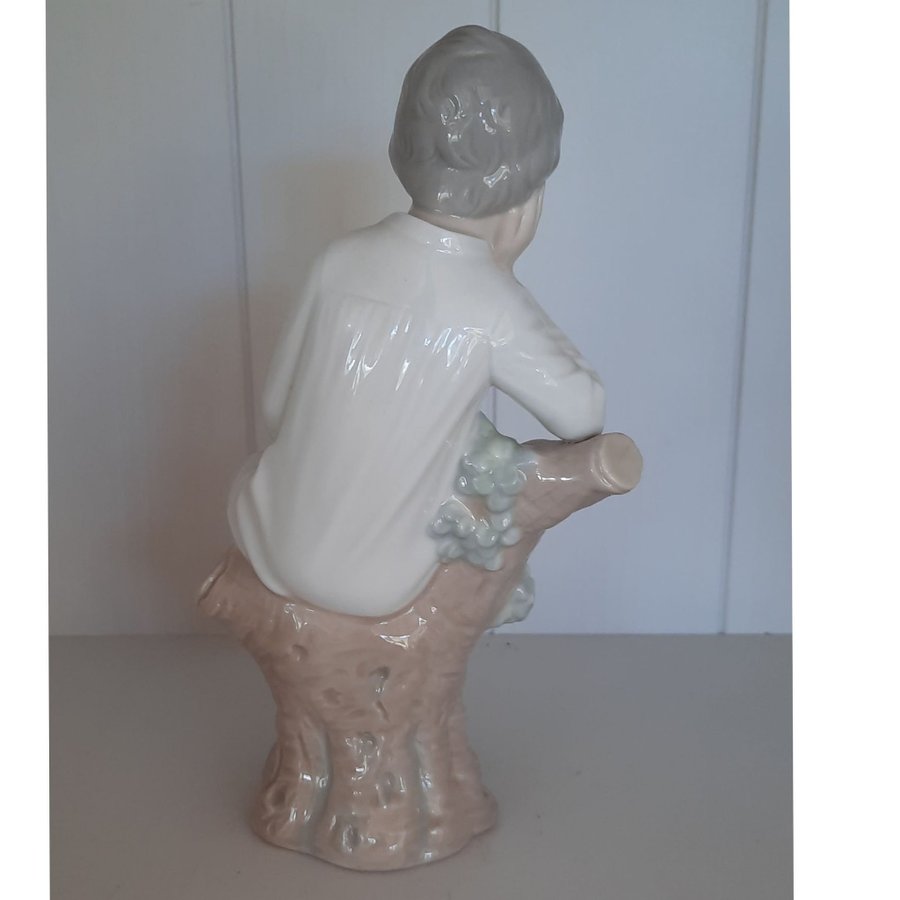 Nyskick! Lladro stor figurin Pojke på gren i porslin från Spanien höjd ca 21 cm