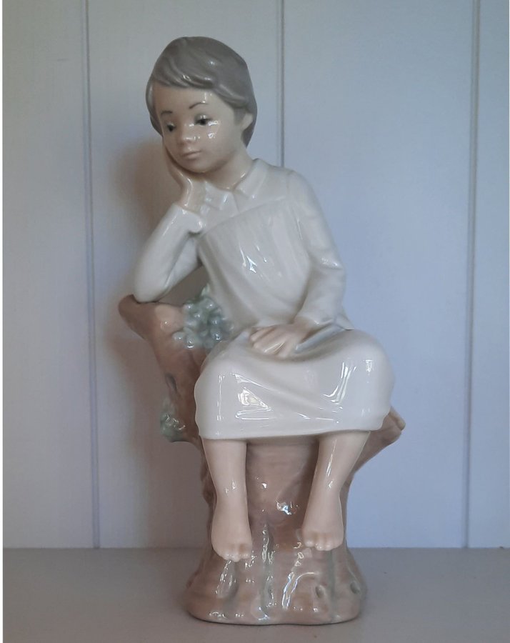 Nyskick! Lladro stor figurin Pojke på gren i porslin från Spanien höjd ca 21 cm