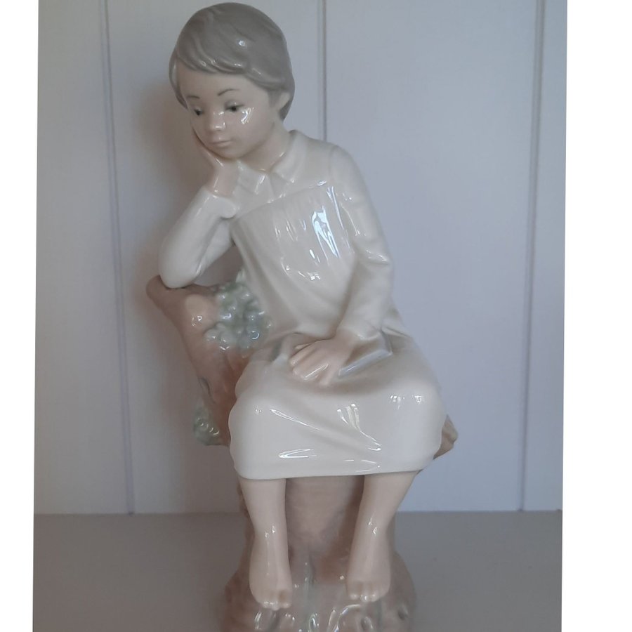 Nyskick! Lladro stor figurin Pojke på gren i porslin från Spanien höjd ca 21 cm