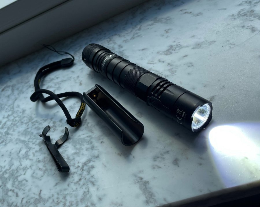 NiteCore MH12 V2 Tactical Flashlight / Ficklampa