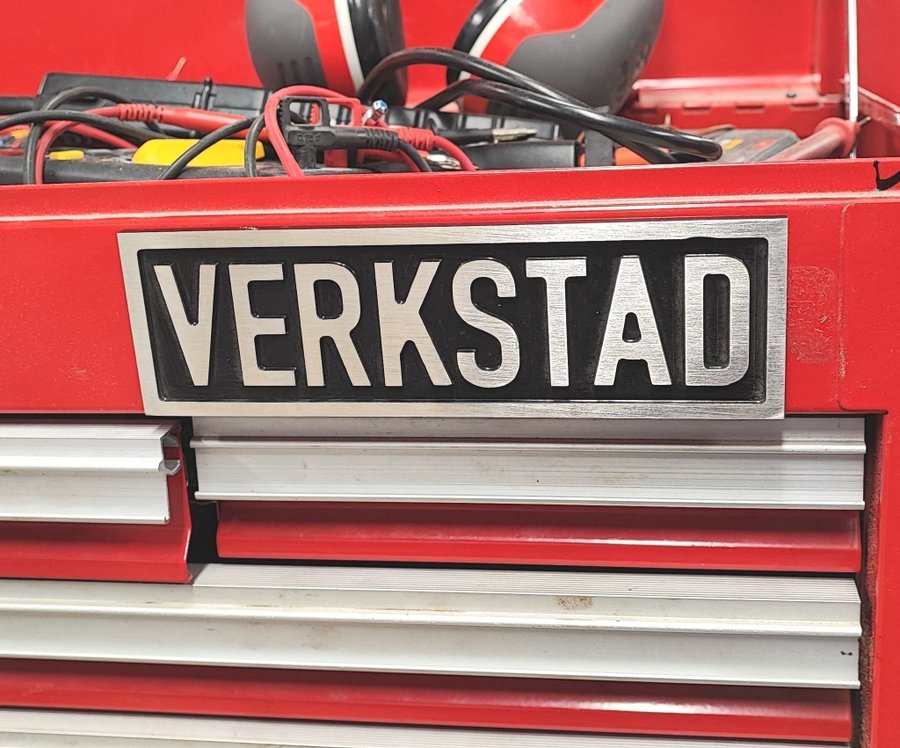 Retro skylt i aluminium "VERKSTAD" Svart