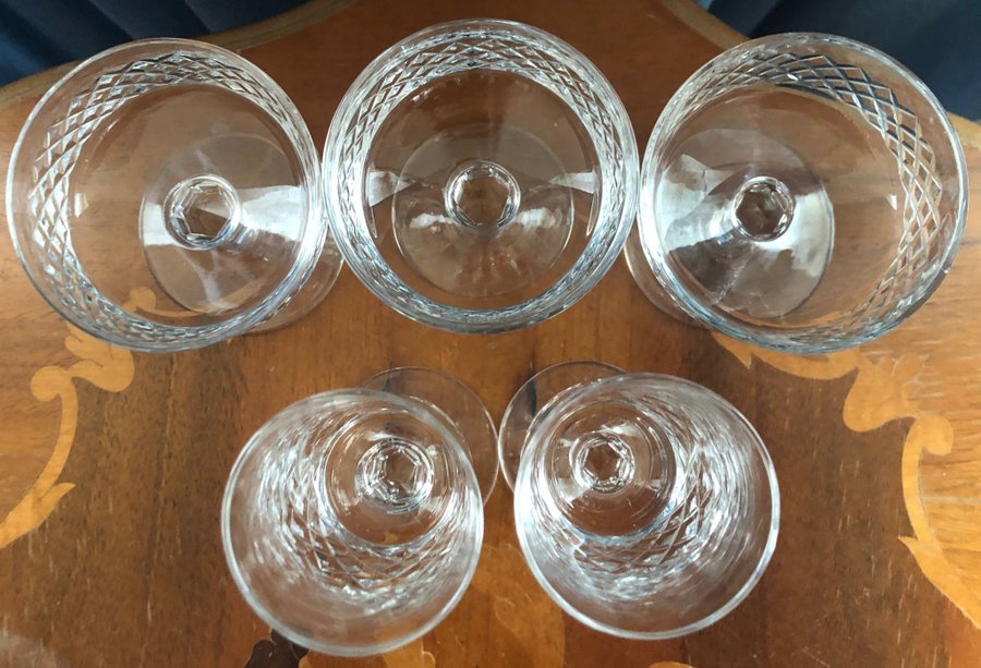 2 snapsglas+3 cocktailglas/dessertglas/rutslipade/rutmönster på fot Ekenäs?