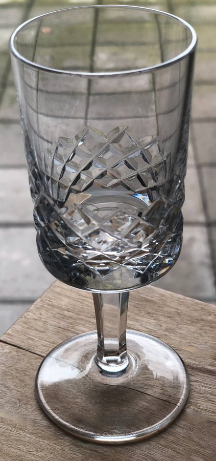 2 snapsglas+3 cocktailglas/dessertglas/rutslipade/rutmönster på fot Ekenäs?