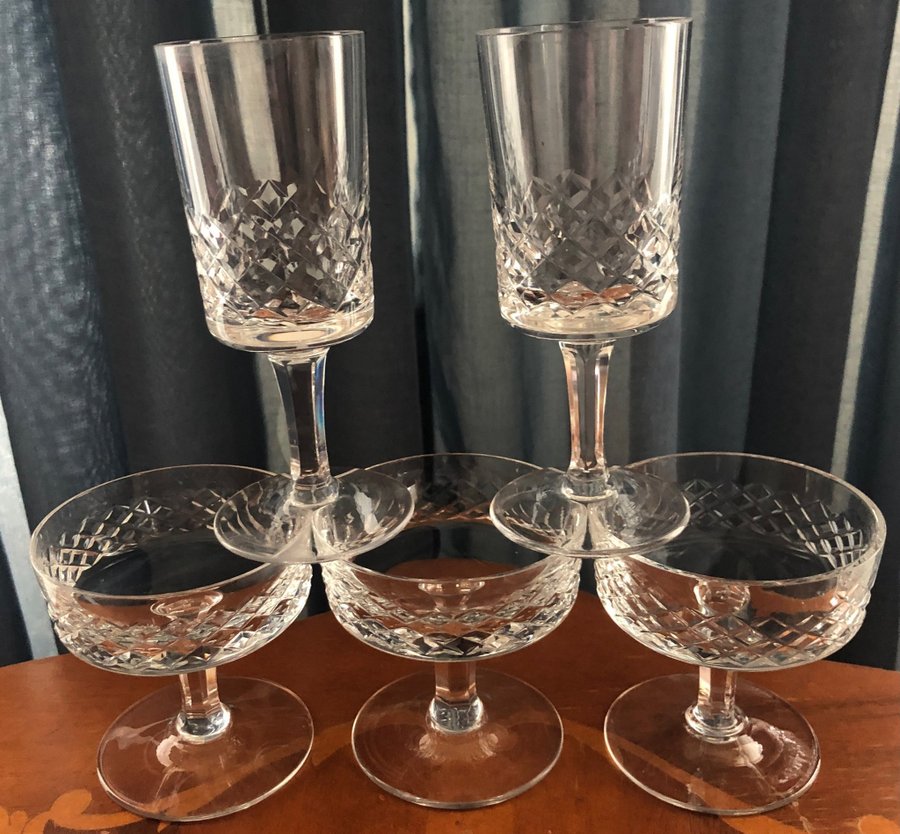 2 snapsglas+3 cocktailglas/dessertglas/rutslipade/rutmönster på fot Ekenäs?