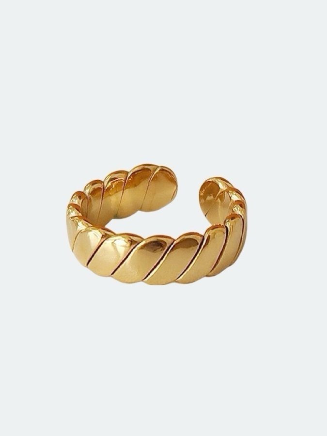 Ring i stål med 18k guld med räfflad design