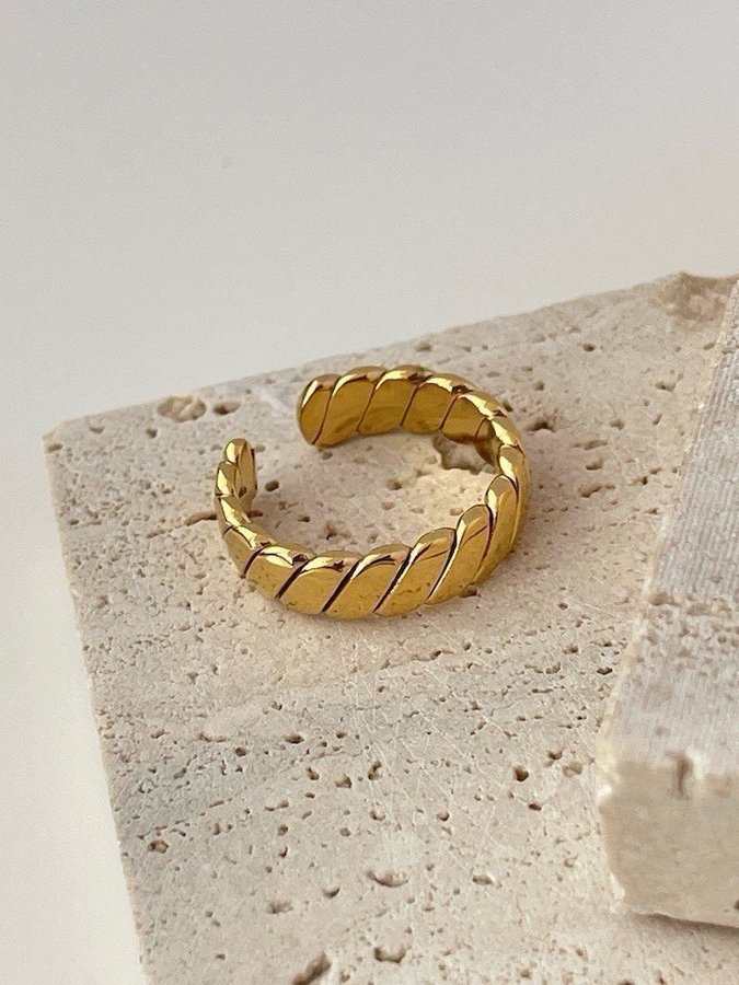 Ring i stål med 18k guld med räfflad design