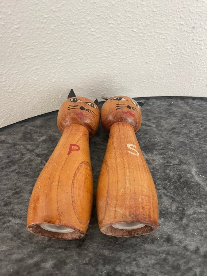 Retro / vintage 50-tal / 60-tal 2 salt-  pepparströare i teak katter