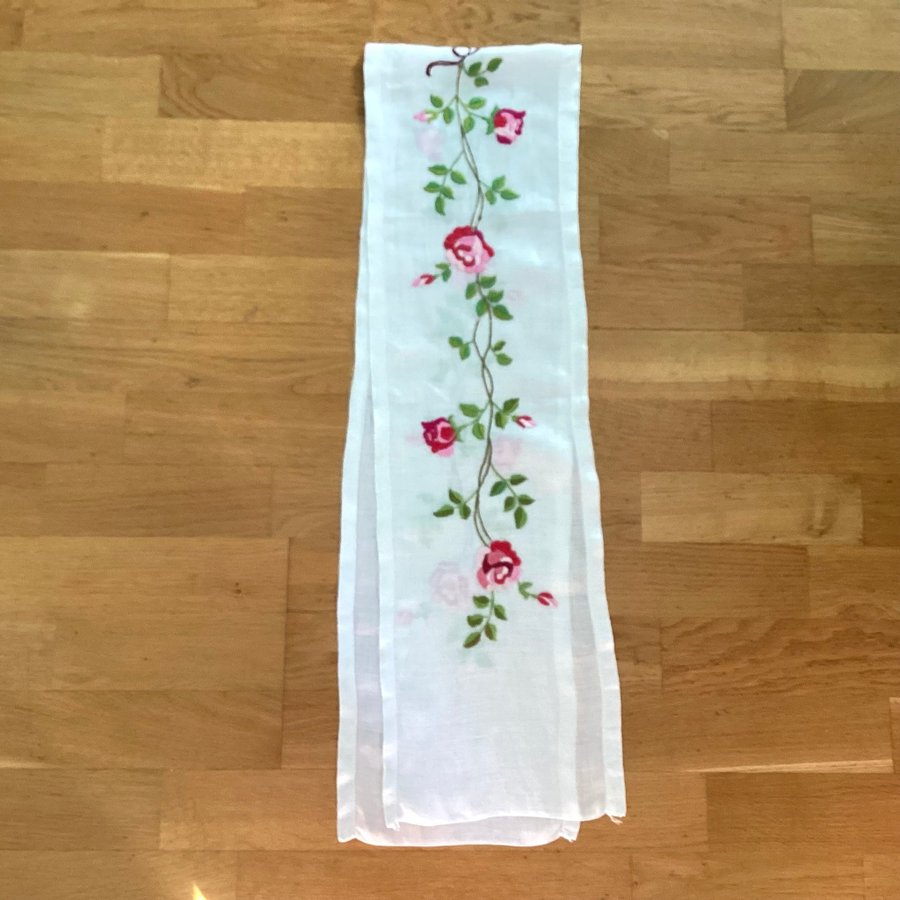 Vacker Äldre Handbroderad Löpare m Rosor o Blad FESTREMSA Vit Botten L 145 cm