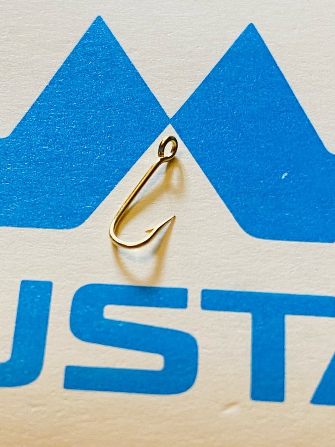 MUSTAD nr14 Qual 3139 D Otroligt fina guldplaterade små vridna kvalitetskrokar