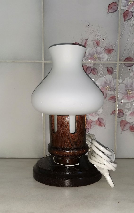 Oljelampa bordslampa el med träfot retro Markslöjd Kinna 846