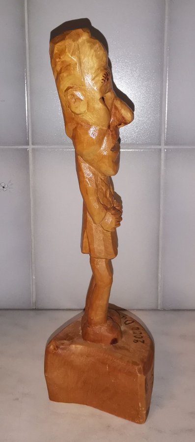 Hög 315 cm Ingvar Carlson figurin i trä 2000 dalet Risto Vahniäinen 1995