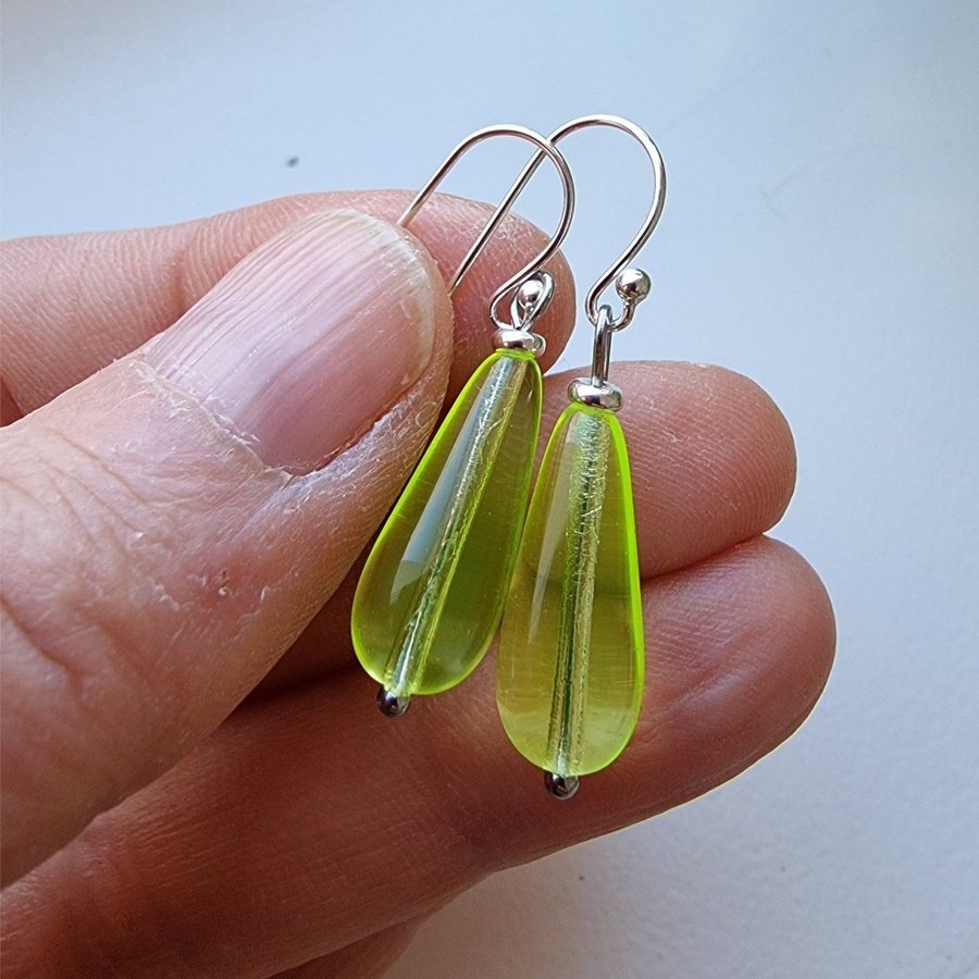 Örhängen m pärlor av URANGLAS silver+stål gul URANIUM GLASS EARRINGS