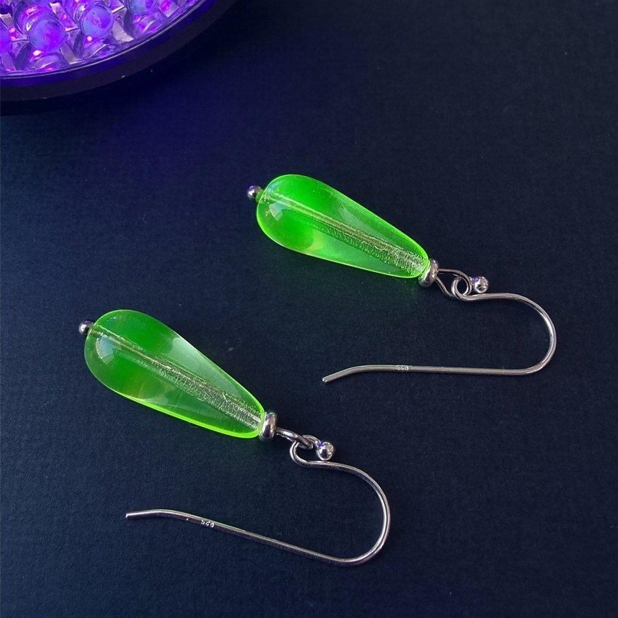 Örhängen m pärlor av URANGLAS silver+stål gul URANIUM GLASS EARRINGS