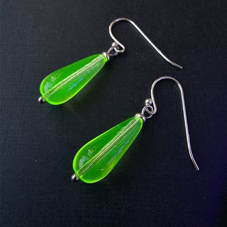 Örhängen m pärlor av URANGLAS silver+stål gul URANIUM GLASS EARRINGS