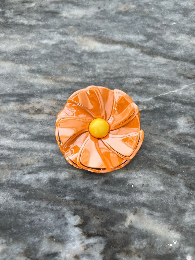 Vintage 1960-tals emaljbrosch med orange blomma