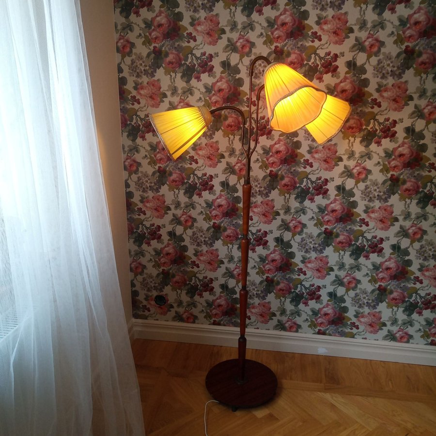 Retro Funkis! Golvlampa med tre lampskärmar från 30 talet