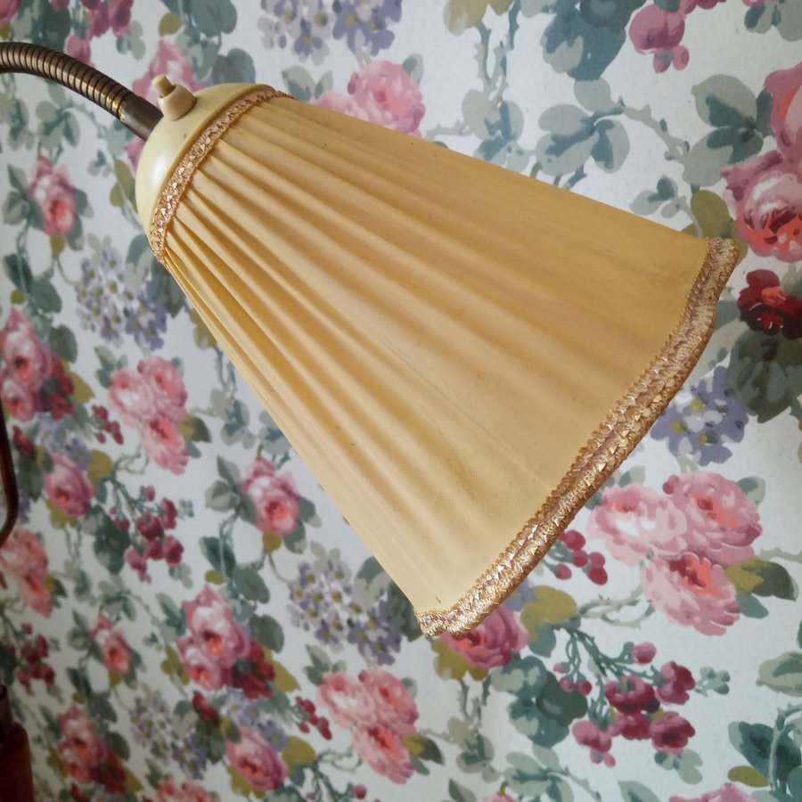 Retro Funkis! Golvlampa med tre lampskärmar från 30 talet