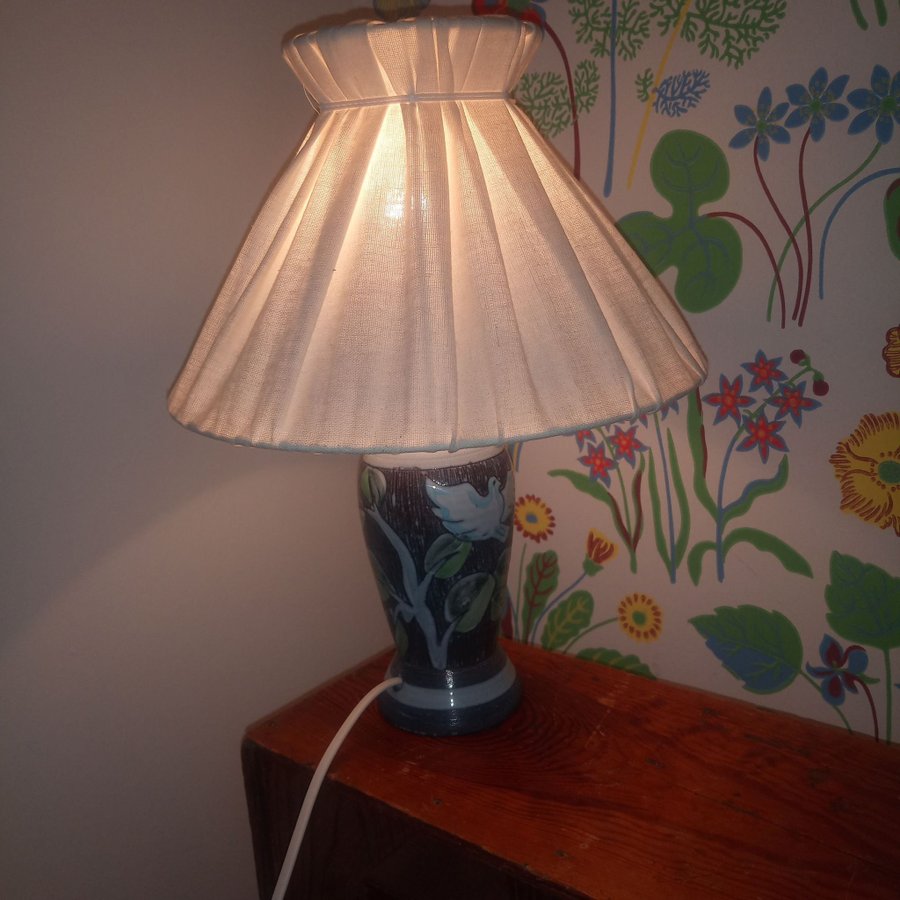 Retro! Bordlampa med duva i keramik från 60 talet mycket söt!