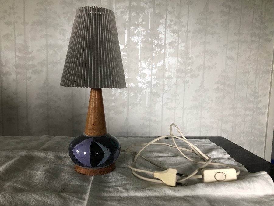 Fönsterlampa teak 50-tal trä och keramik fot