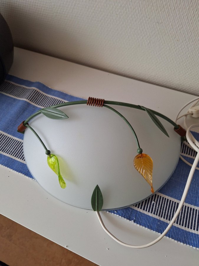 Vacker vägglampa med glasskärm och glaslöv